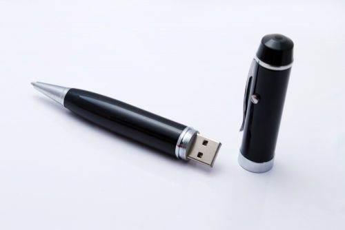 Czarny pendrive z długopisem i wskaźnikiem laserowym