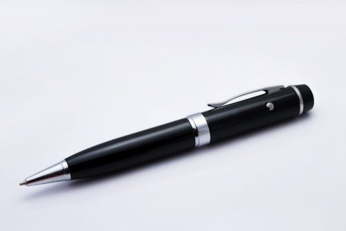 Czarny długopis pendrive ze wskaźnikiem laserowym